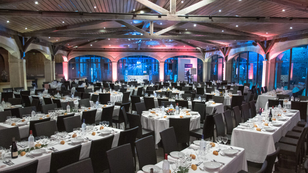 Le Chai Gascogne aménagé pour un dîner de gala
